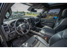 Dodge RAM 1500 V8 5.7L HEMI - 2023 - Crew Cab - CarPlay - Ecran 12" - Toit panoramique - EN STOCK