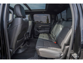 Dodge RAM 1500 V8 5.7L HEMI - 2023 - Crew Cab - CarPlay - Ecran 12" - Toit panoramique - EN STOCK