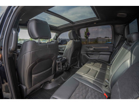 Dodge RAM 1500 V8 5.7L HEMI - 2023 - Crew Cab - CarPlay - Ecran 12" - Toit panoramique - EN STOCK