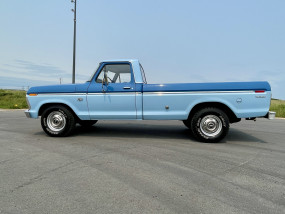 * VENDU * - Ford F250 V8 360 CI de 1973 avec seulement 73 700 Miles d'origine